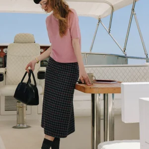Two-layer plaid skirt over the knee
